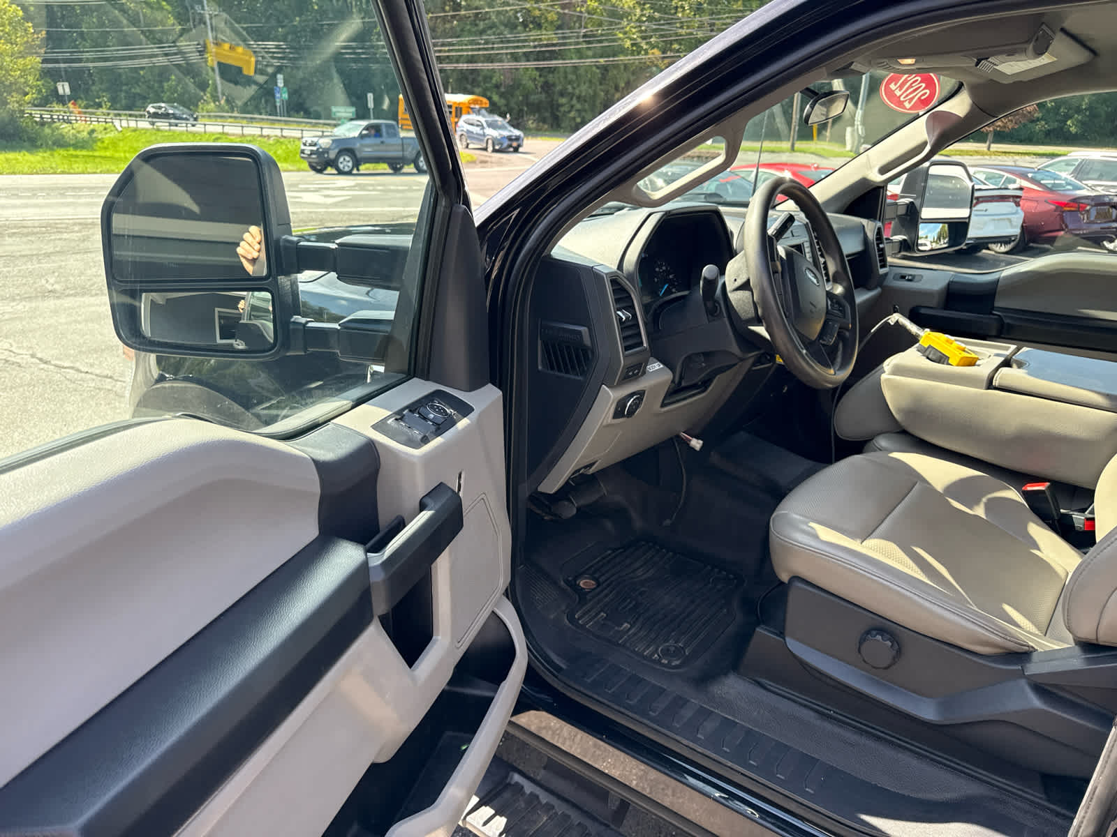 2022 Ford Super Duty F-350 DRW Chassis Cab XL