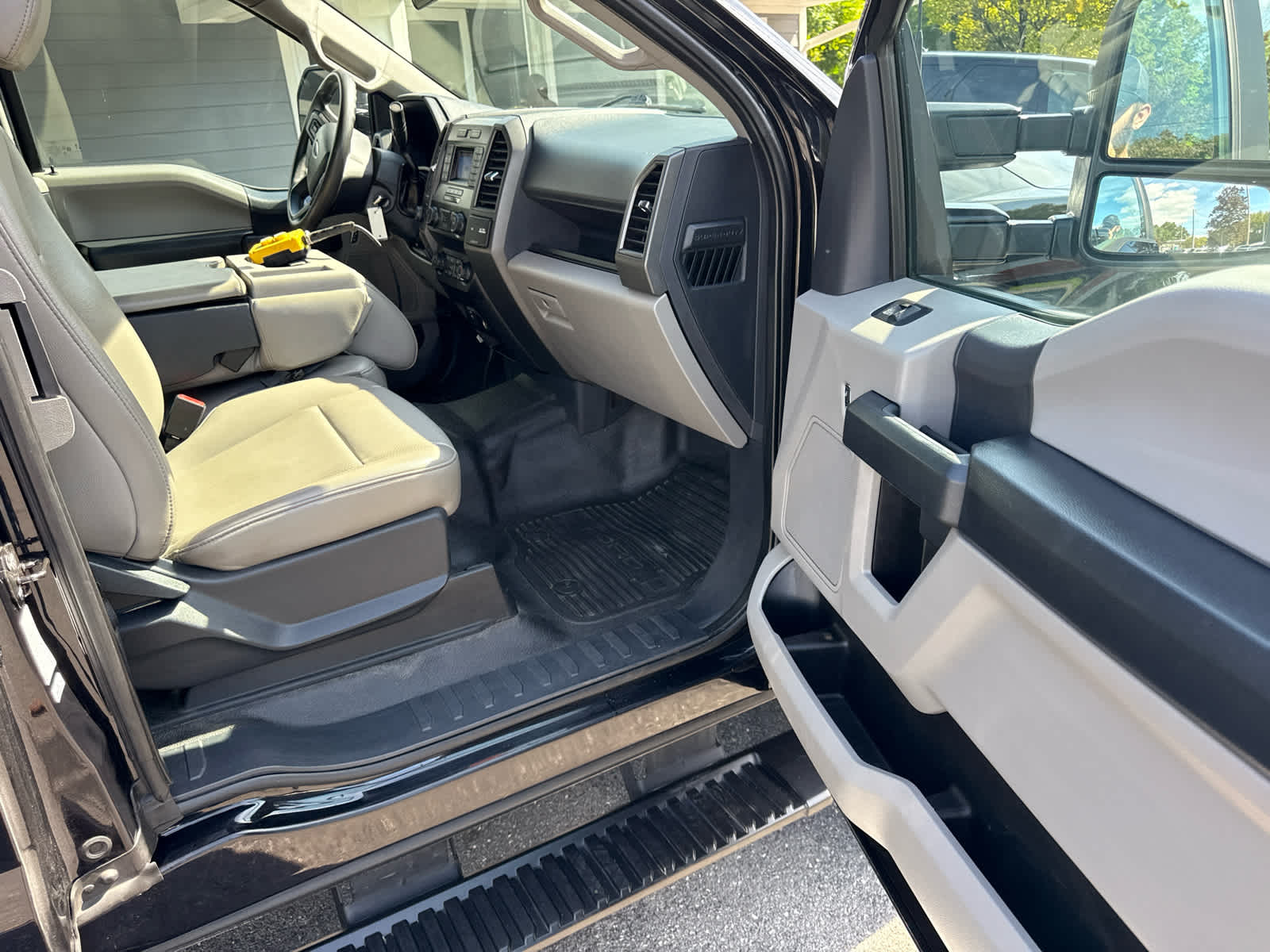 2022 Ford Super Duty F-350 DRW Chassis Cab XL