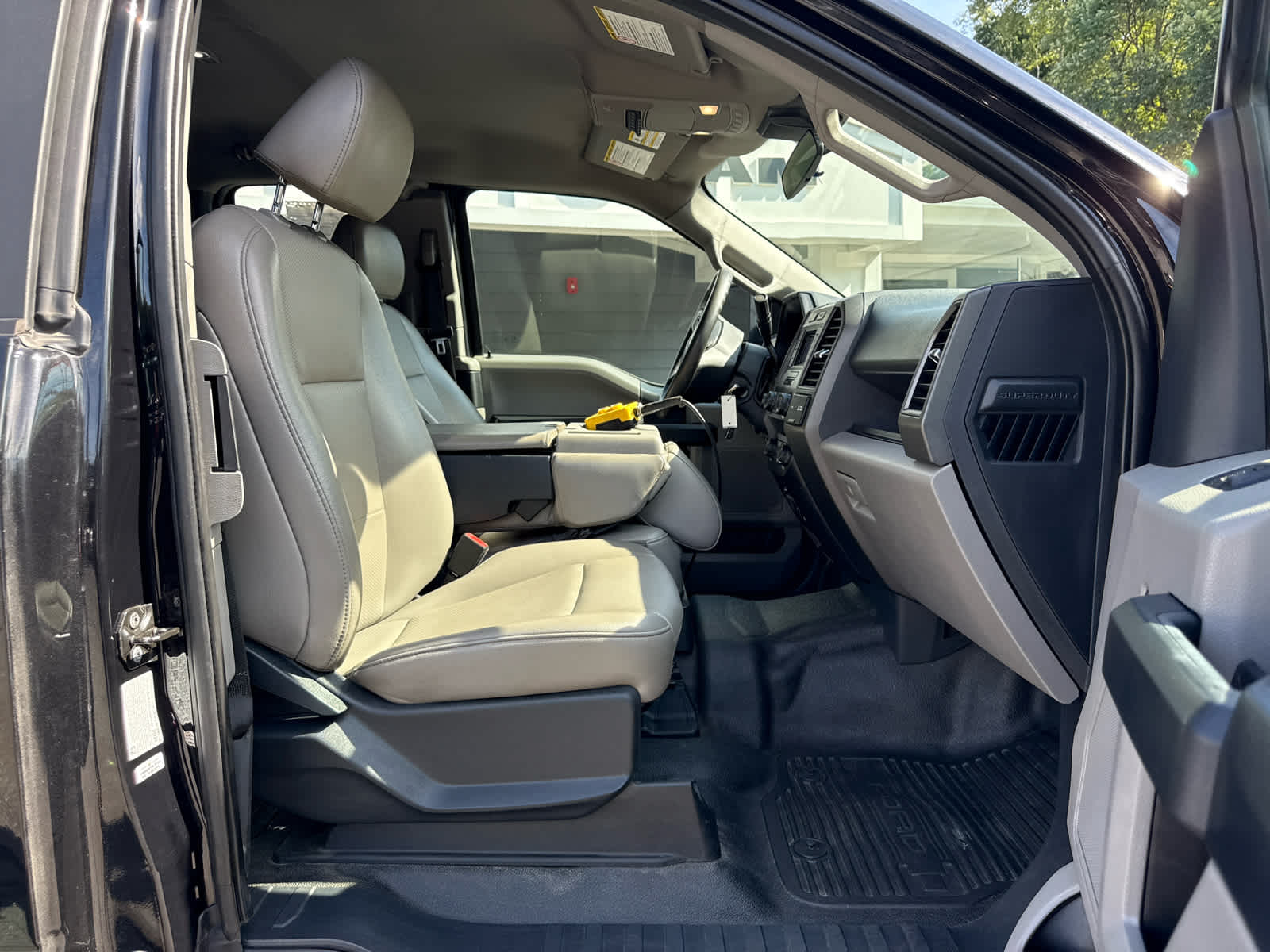 2022 Ford Super Duty F-350 DRW Chassis Cab XL