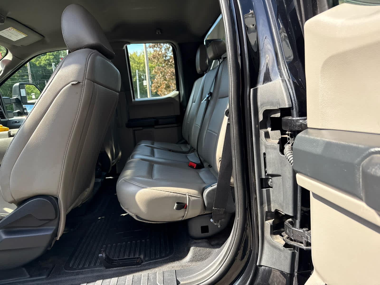 2022 Ford Super Duty F-350 DRW Chassis Cab XL