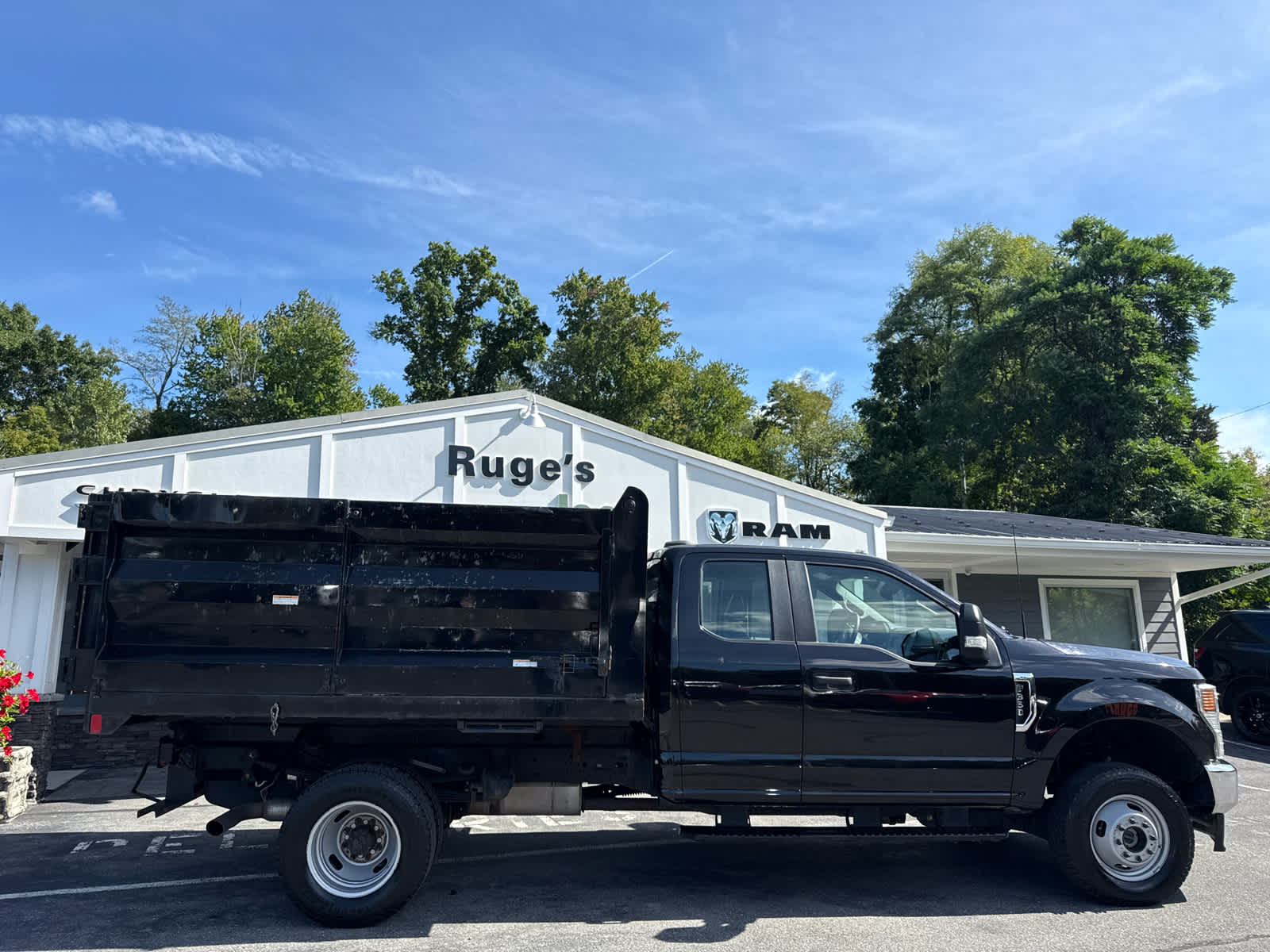 2022 Ford Super Duty F-350 DRW Chassis Cab XL