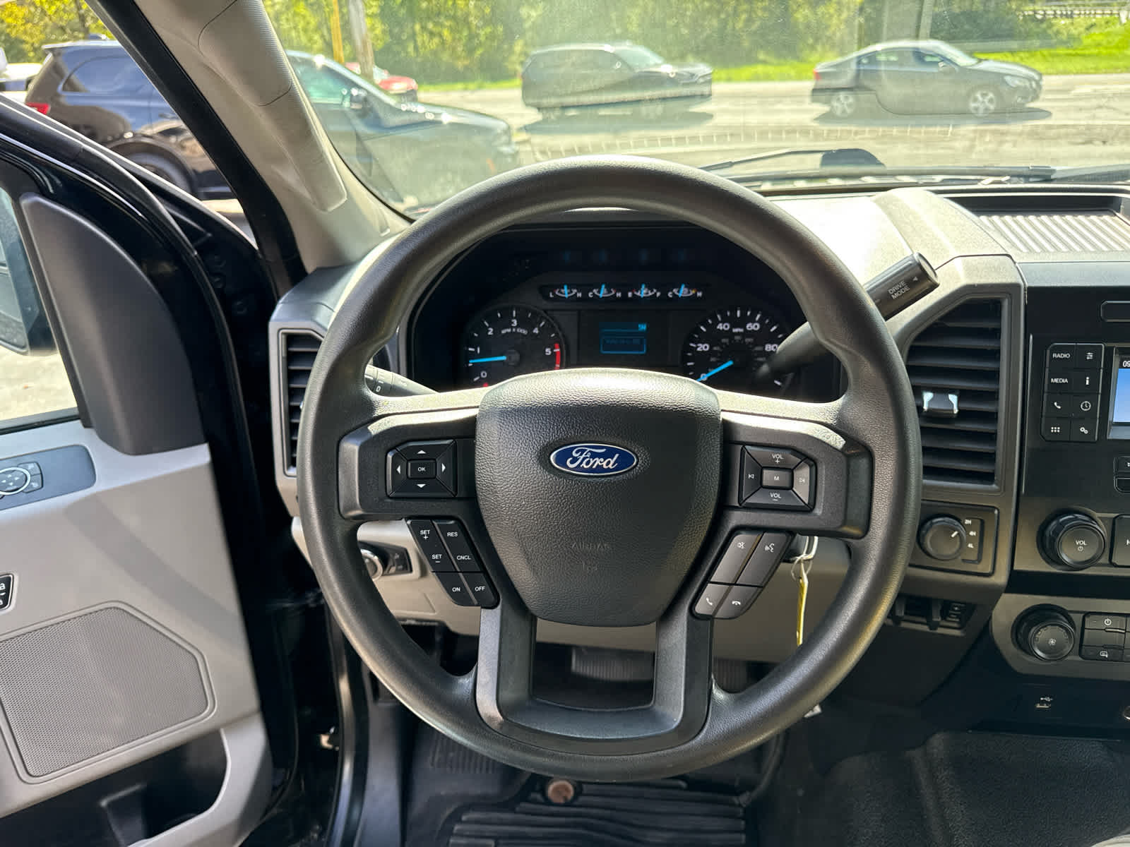 2022 Ford Super Duty F-350 DRW Chassis Cab XL