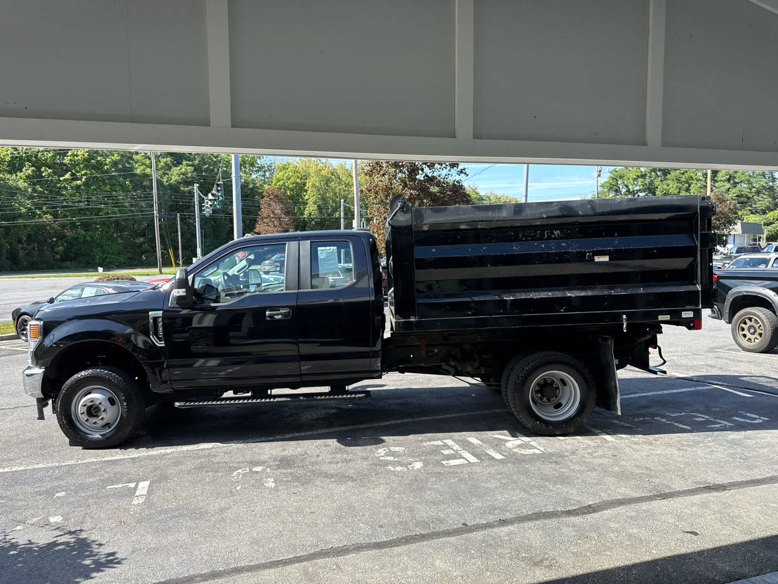 2022 Ford Super Duty F-350 DRW Chassis Cab XL