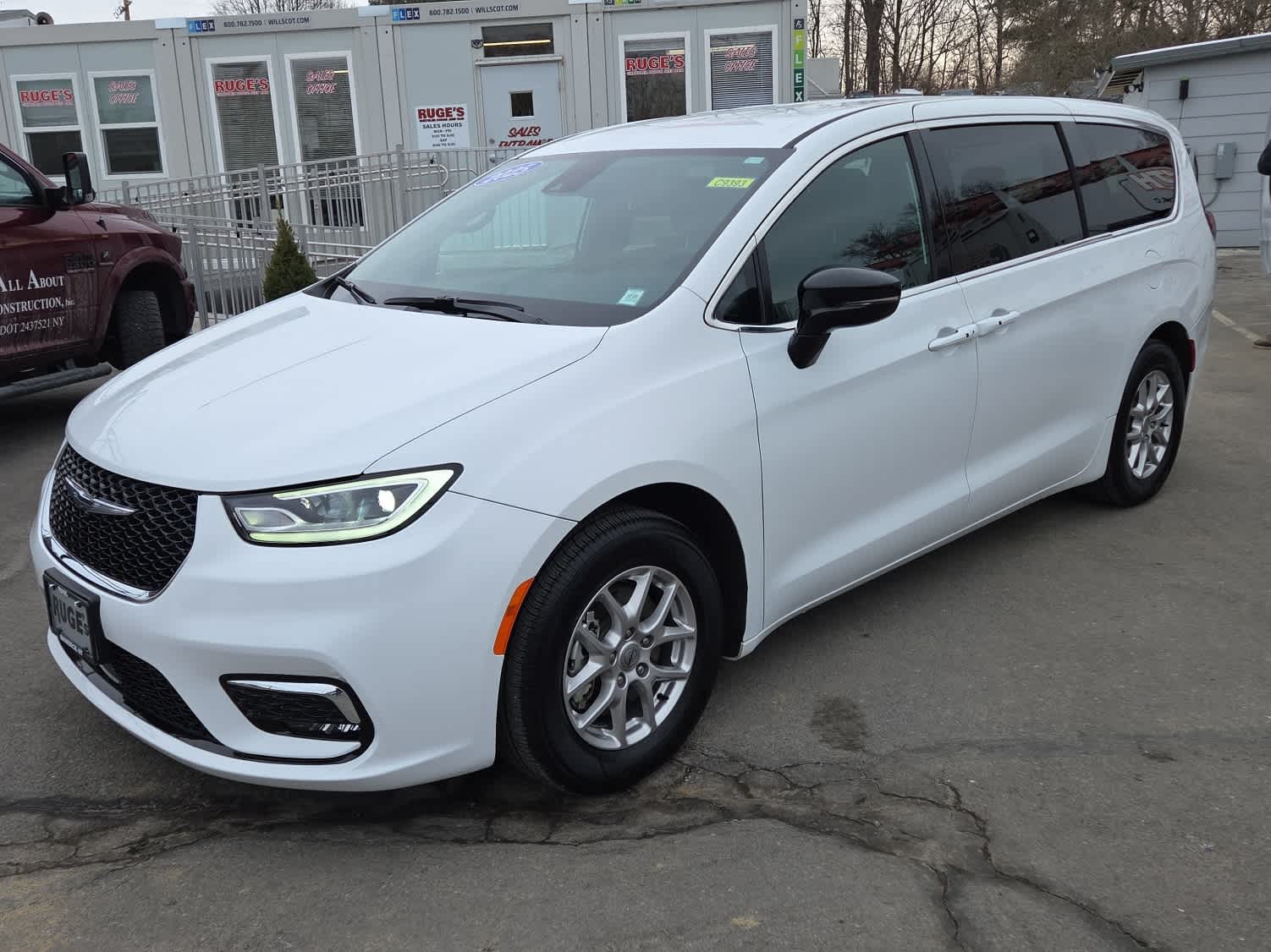 2025 Chrysler Pacifica Select