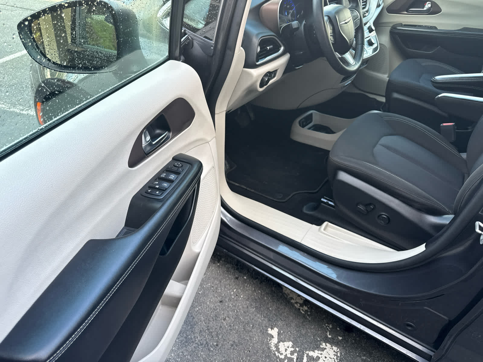 2022 Chrysler Voyager LX